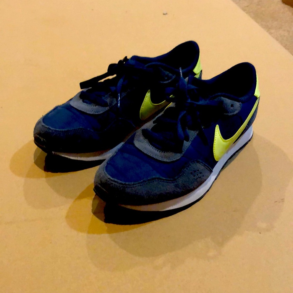 Nike MD Valents